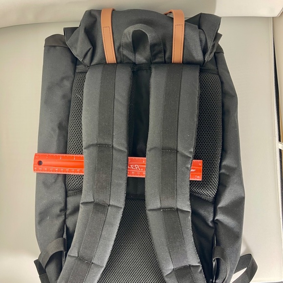 Hershel Retreat Black Backpack - Like New - Picture 3 of 9
